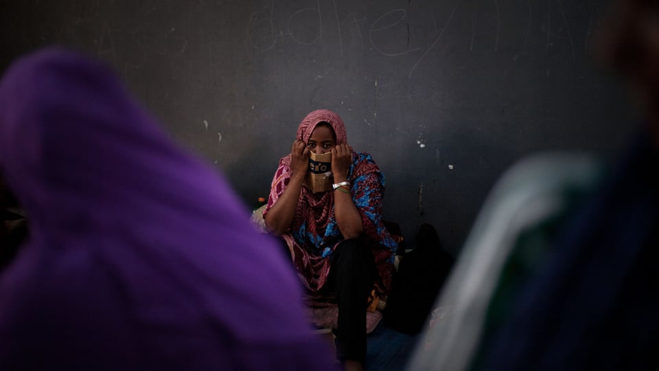 Migrantin in einem Gefangenlager bei Tripolis, Aufnahme aus dem Jahr 2012. 