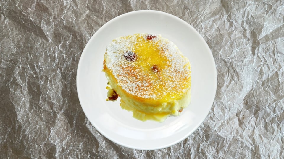 Ein Stück «Bread and Butter Pudding» auf einem Teller: