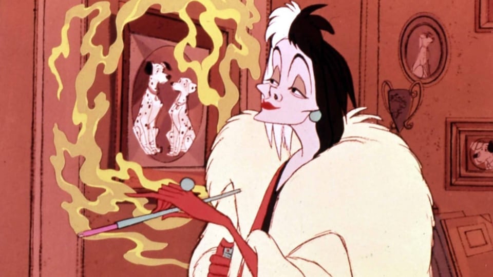 Bild aus Zeichentrickfilm: Frau in Pelzmattel mit Zigarette schaut ein Bild von Dalmatinern an