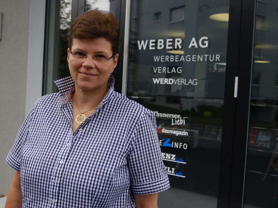 Thuner Verlegerin Annette Weber vor ihrem modernen Geschäftshaus.