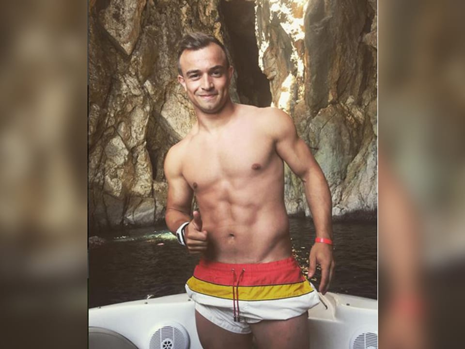 Xherdan Shaqiri posiert auf einem Boot in Ibiza 