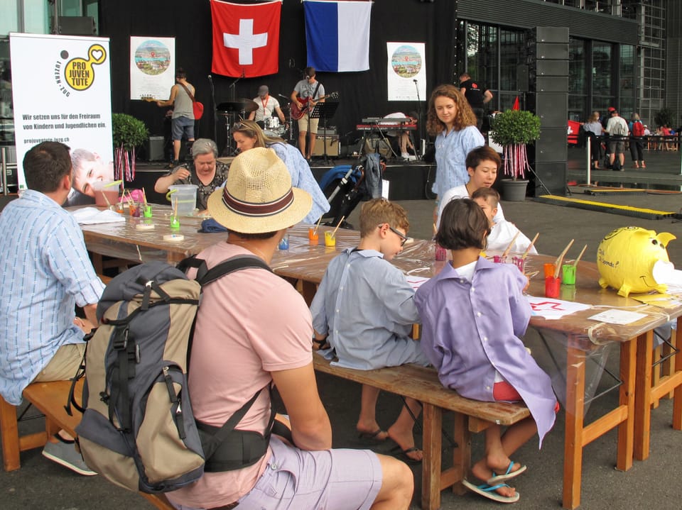 Kinder malen vor dem KKL Luzern.