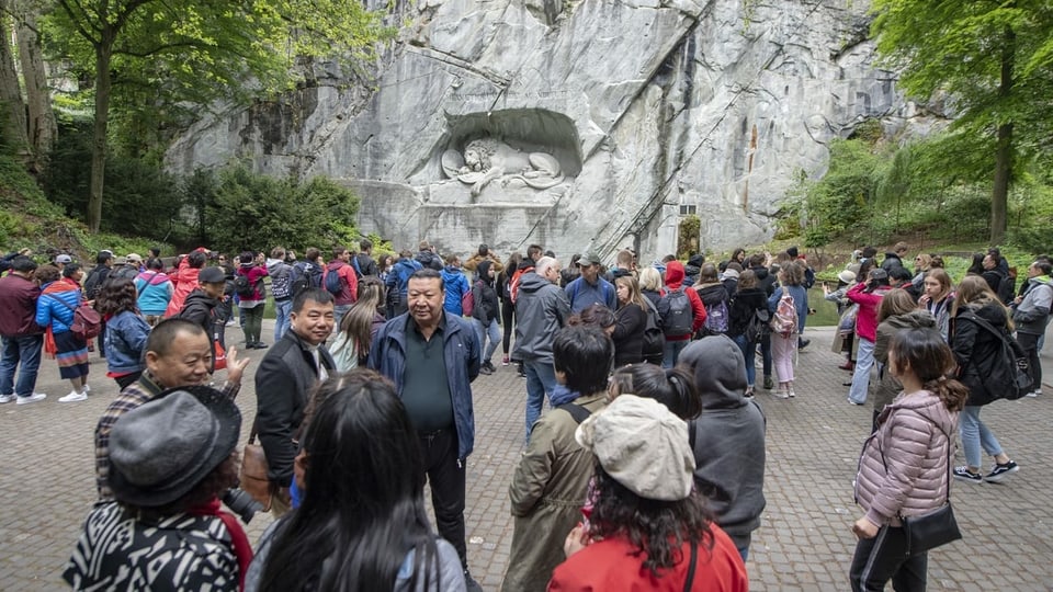Eine Gruppe von Chinesinnen und Chinesen beim Luzerner Löwendenkmal