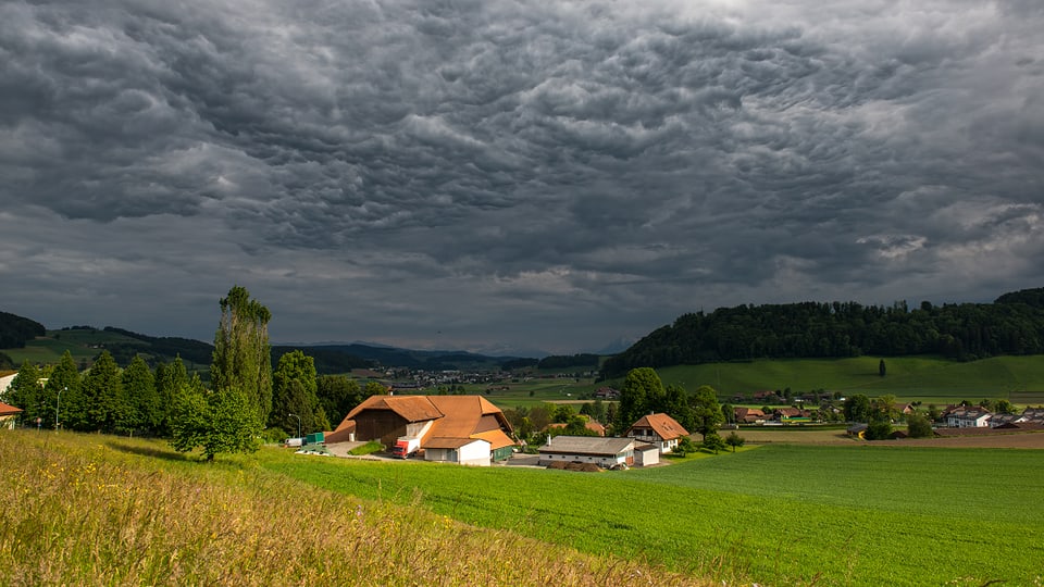 Wie hier in Boll dominierten in der Deutschschweiz die Wolken das Geschehen am Himmel. In diesem Fall waren es sogenannte Mammatus-Wolken.