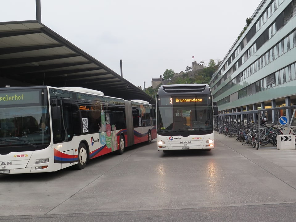 Ein Bus, der vom Busbahnhof abfährt.