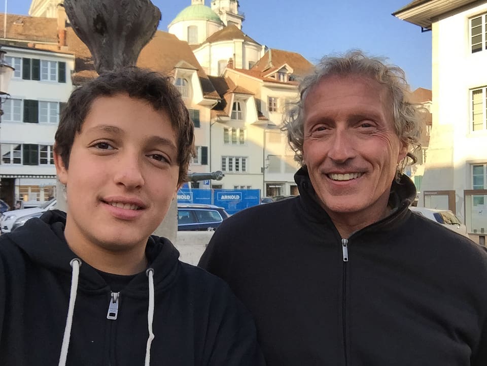 Porträt von Martin Rihs und seinem Sohn Diego. Sie posieren in der Stadt Solothurn.