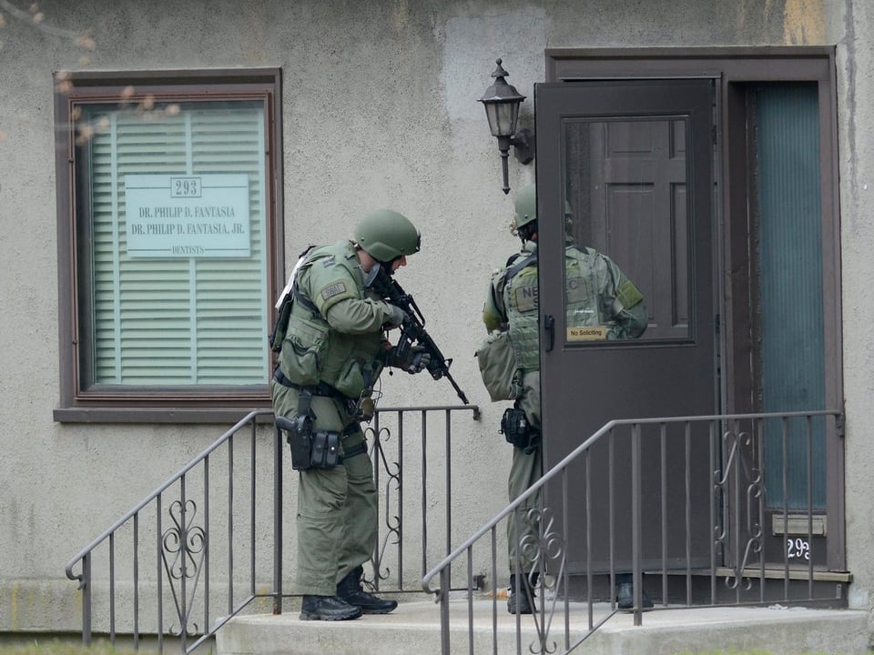 Spezialeinheiten der Polizei betreten ein Haus