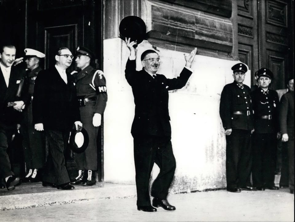 Ein strahlender Leopold Figl verlässt 1955 das Bundeskanzleramt in Wien.