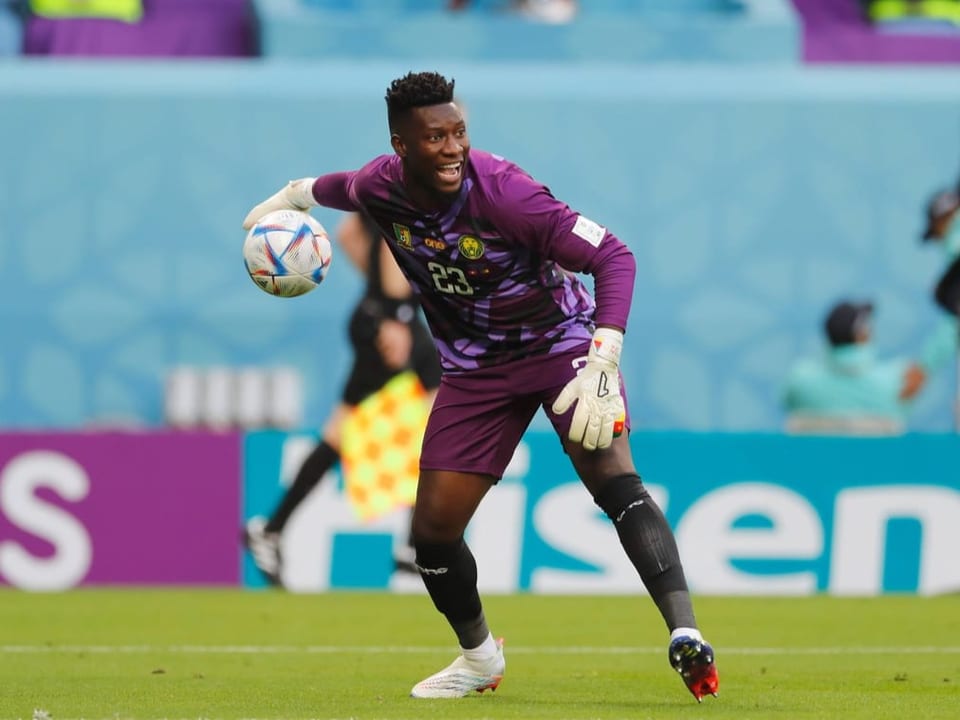 Kameruns Goalie André Onana wird einen Ball.