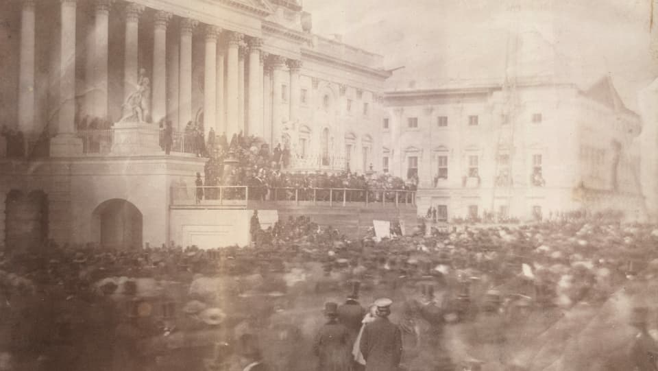 Das erste bekannte Foto einer Inauguration: James Buchanan leistet 1857 beim Kapitol den Eid. 