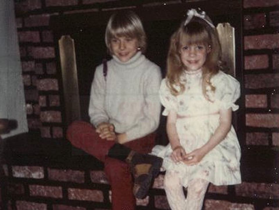 Kurt Cobain als Junge mit seiner Schwester im Elternhaus