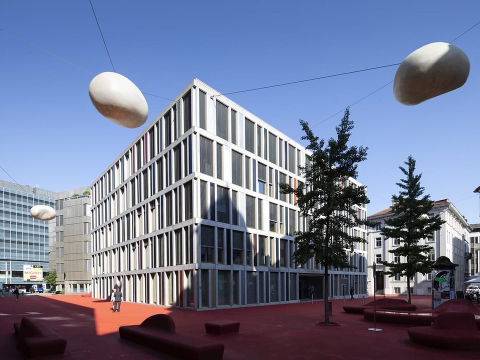 Raiffeisen Hauptsitz in St. Gallen mit rotem Boden
