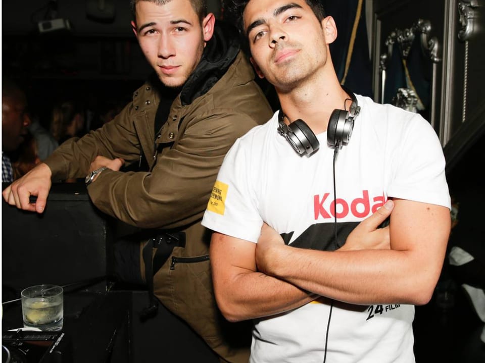 Jonas als DJ mit seinem Bruder