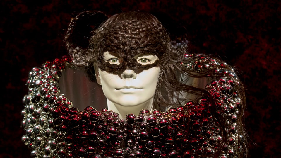 Sängerin Björks Gesicht wird von einer Maske aus geflochtenen Haaren verdeckt.