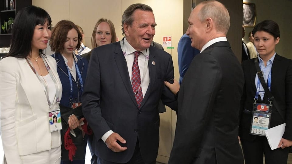 Im Bild: Schröder mit Putin während der WM 2018 in Russland.