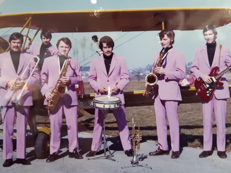 Band in pink Anzügen. 