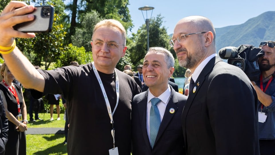 Der Bürgermeister von Lwiw, Ignazio Cassis und Denys Schmyhal (von links) posieren für ein Foto.