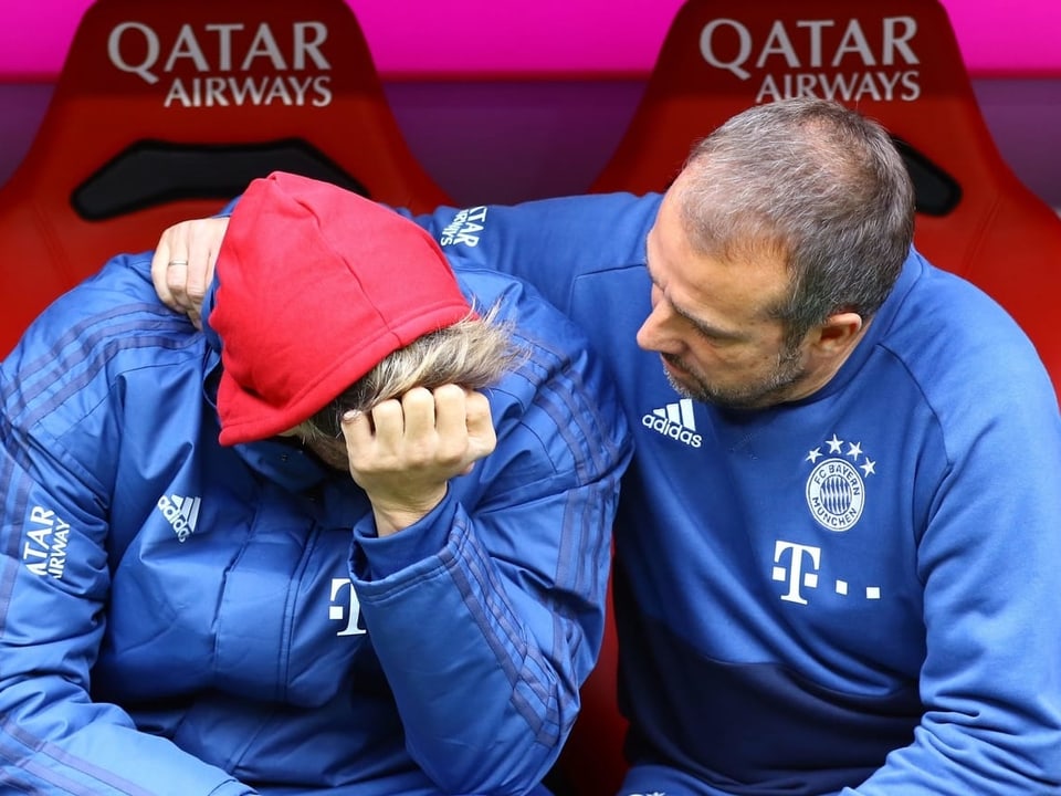 Bayerns Co-Trainer Hansi Flick tröstet Martinez