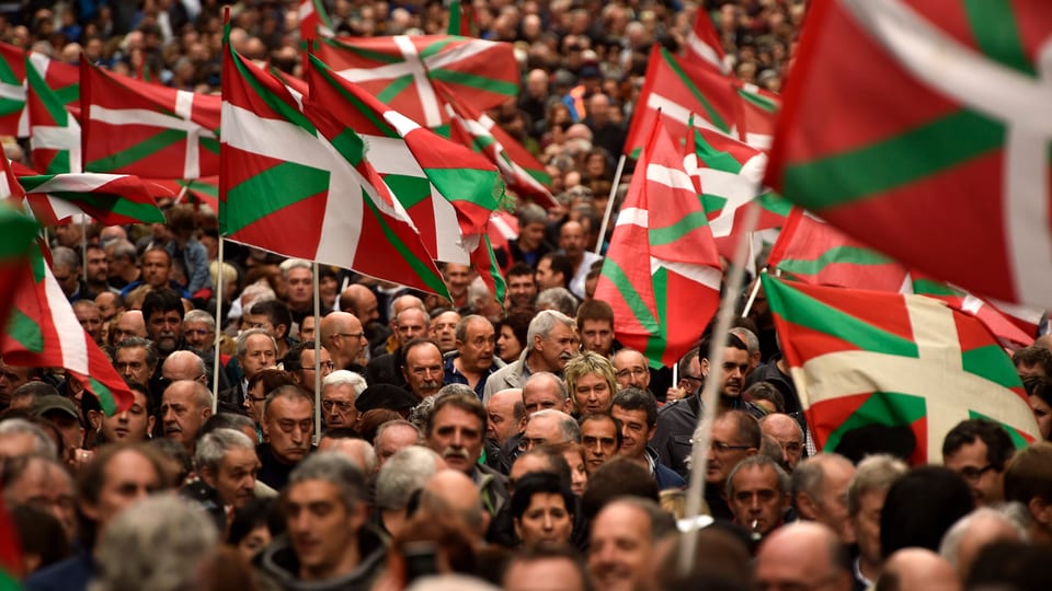 Demonstranten mit baskischen Fahnen.