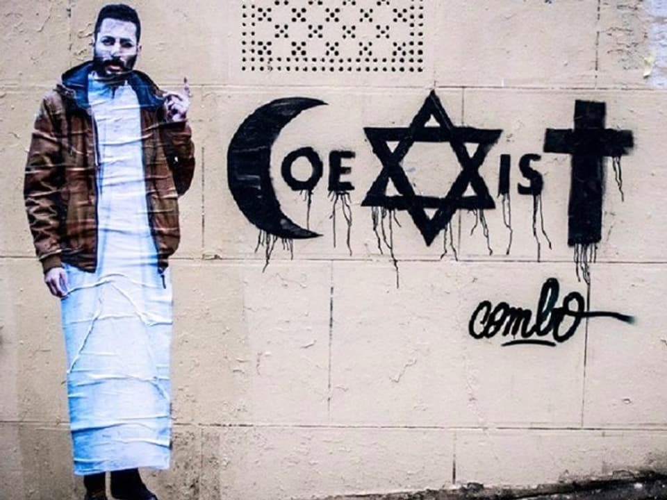 Graffiti eines Moslems, der neben dem Schriftzug Coexist steht.