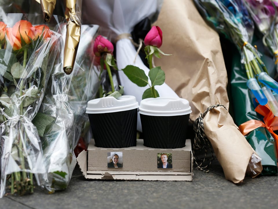 Die zwei Kaffeebecher mit den Fotos der zwei getöteten Geiseln erinnern an die Geiselnahme von Sydney.