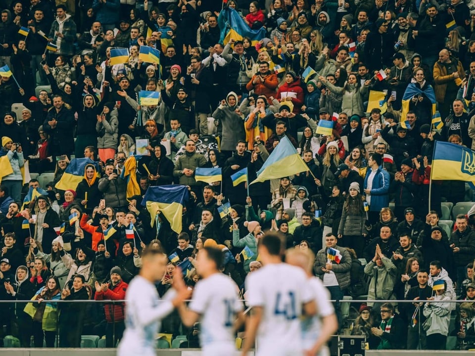 Vor ukrainischem Anhang Kiew-Spieler bejubeln einen Treffer.