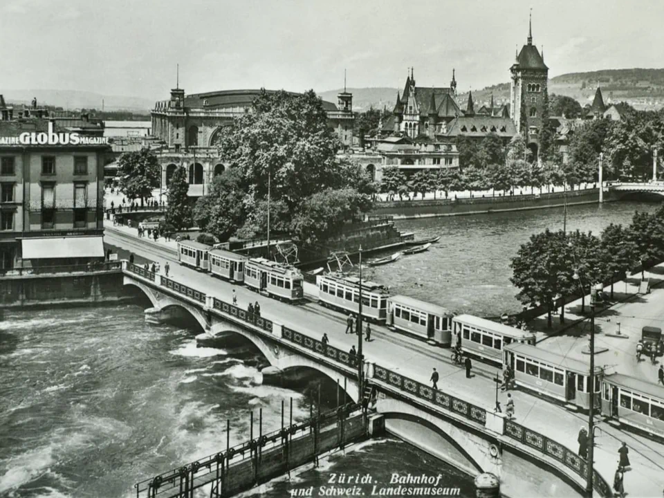 Blick auf die Bahnhofbrücke, den Bahnhof und das Schweizerische Landesmuseum in Zürich um 1920. Links ist das Warenhaus Globus zu sehen. Quelle: Keystone/Photoglob