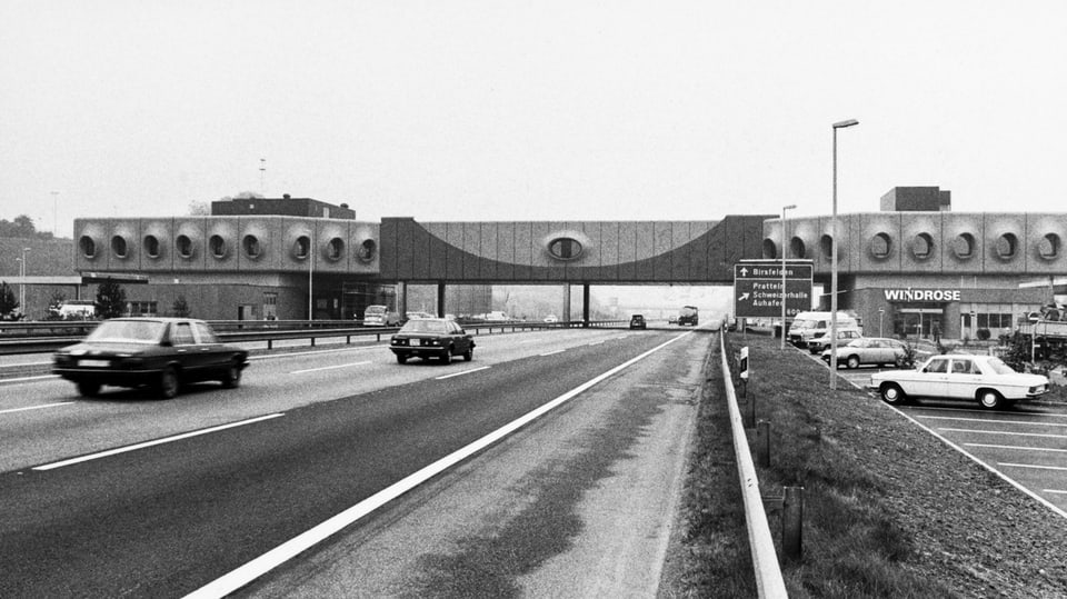 Schwarzweissfoto der Autobahnbrücke in Pratteln. 