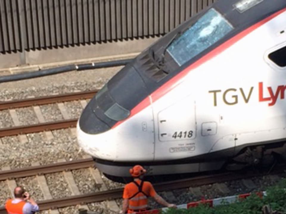 Zertrümmerte Scheibe eines TGV-Zuges
