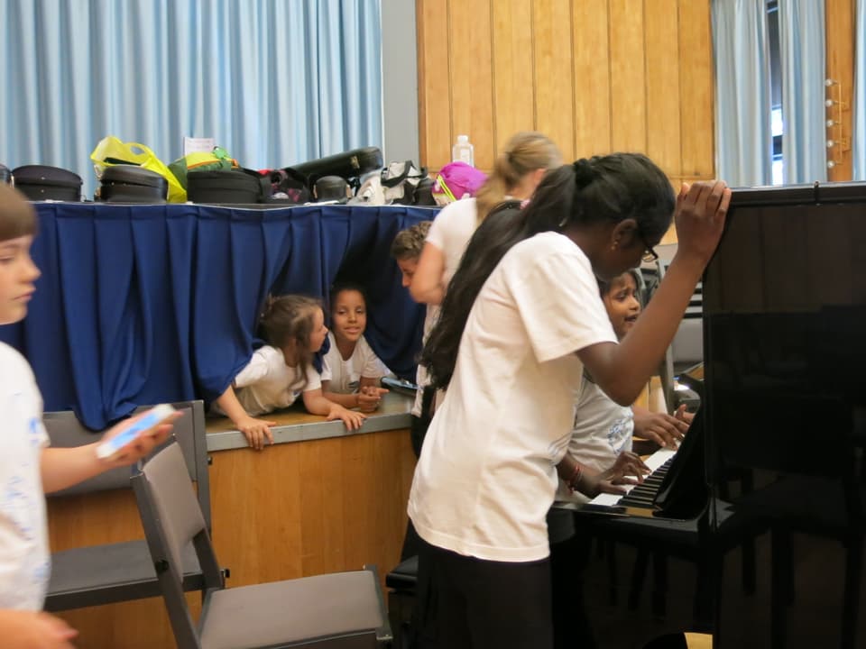 Kinder spielen mit Klavier