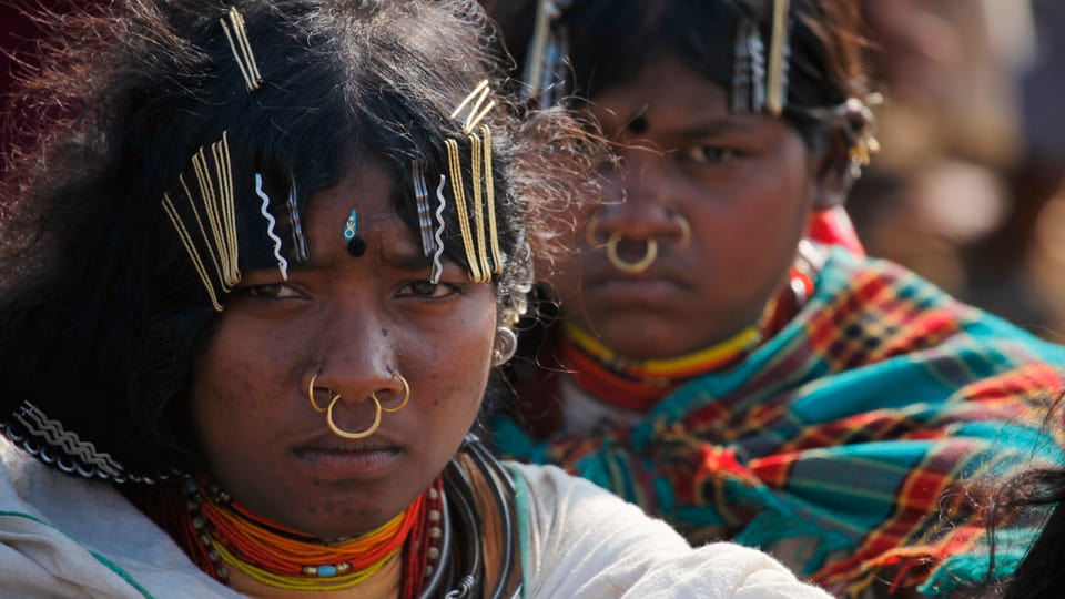 Zwei Frauen eines Stamms mit Gesichtsschmuck