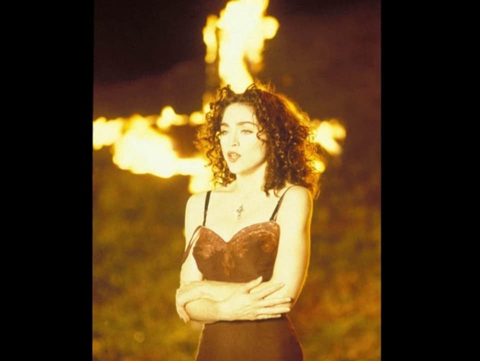 Madonna beim Videodreh zu «Like a Prayer» vor einem brennenden Kreuz