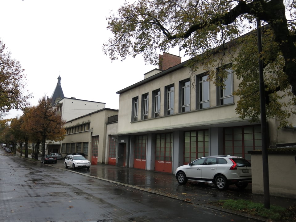 Ein Gebäude mit grossen Garagetoren von aussen. 