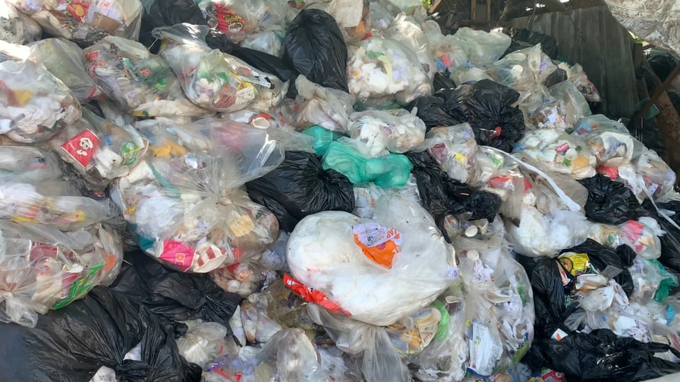 Abfallsäcke voller Abfall, aufgestapelt parat für das REzyklieren