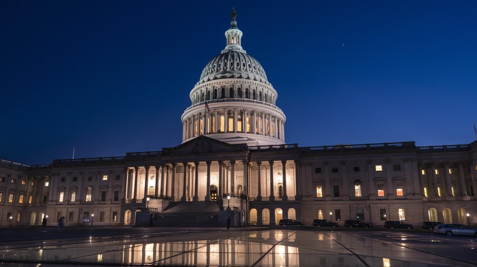Das Capitol in Washington bei Nacht.