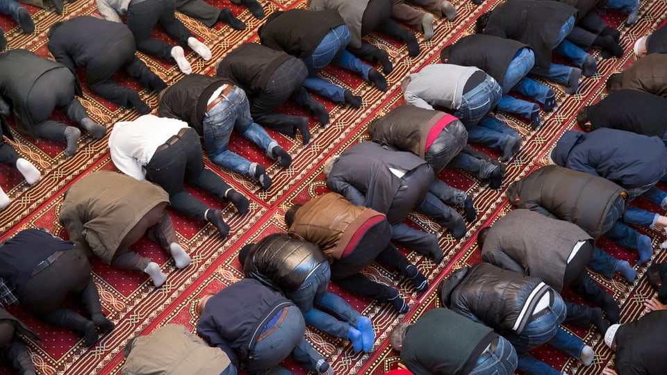 Betende Männer in einer Moschee.
