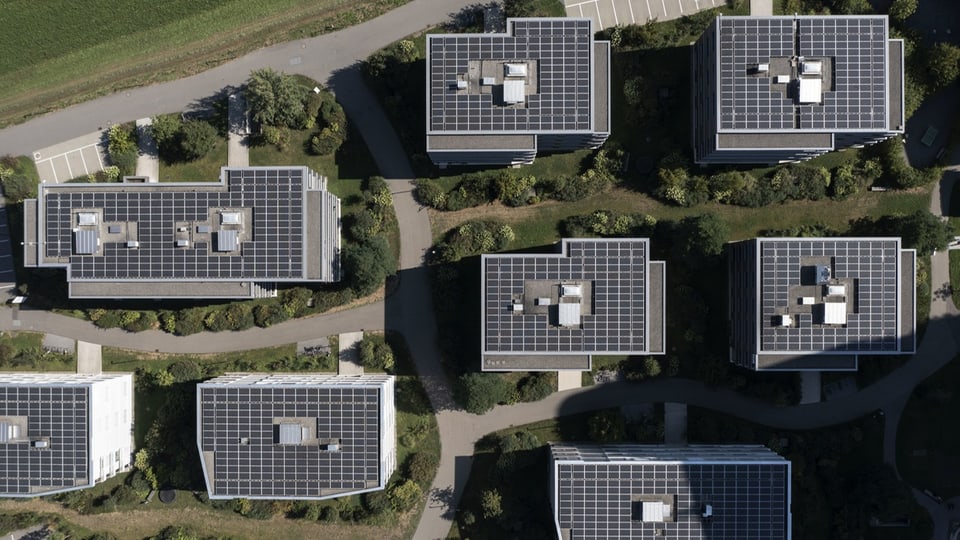 Photovoltaik-Anlagen auf den Dächern von Häuser auf dem Suurstoffi-Areal.