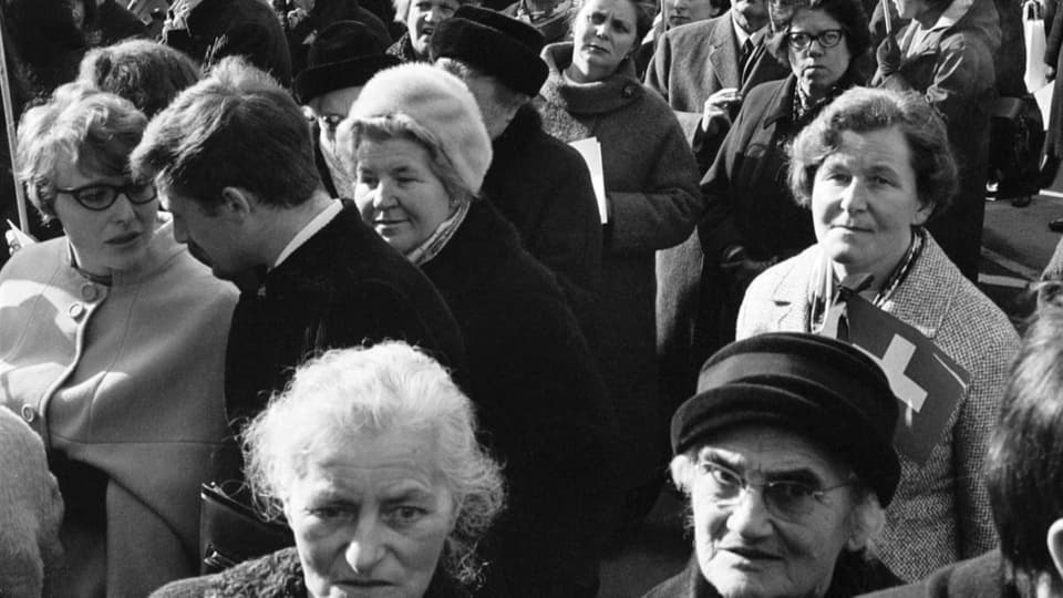 Historische Aufnahme von der Frauenrechts-Demonstration von Bern 1969.