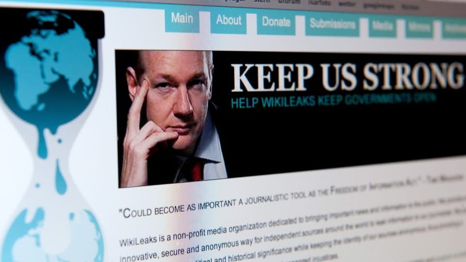 Screenshot der Wikileaks-Website mit eine Porträt von Assange.