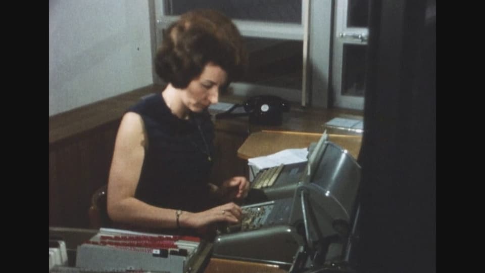 Frau mit alter Büromaschine, aus dem Jahr 1967
