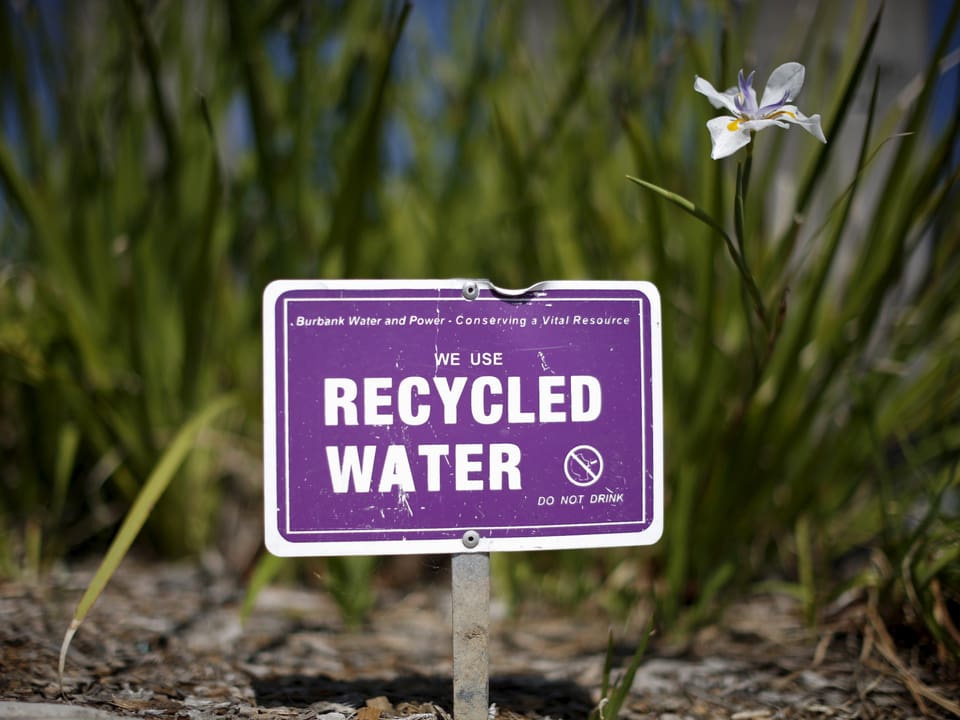 Ein Schild in der Grossstadt Burbank, L.A., weist darauf hin, dass die Bewirtschafter von Plantagen recyceltes Wasser verwenden.