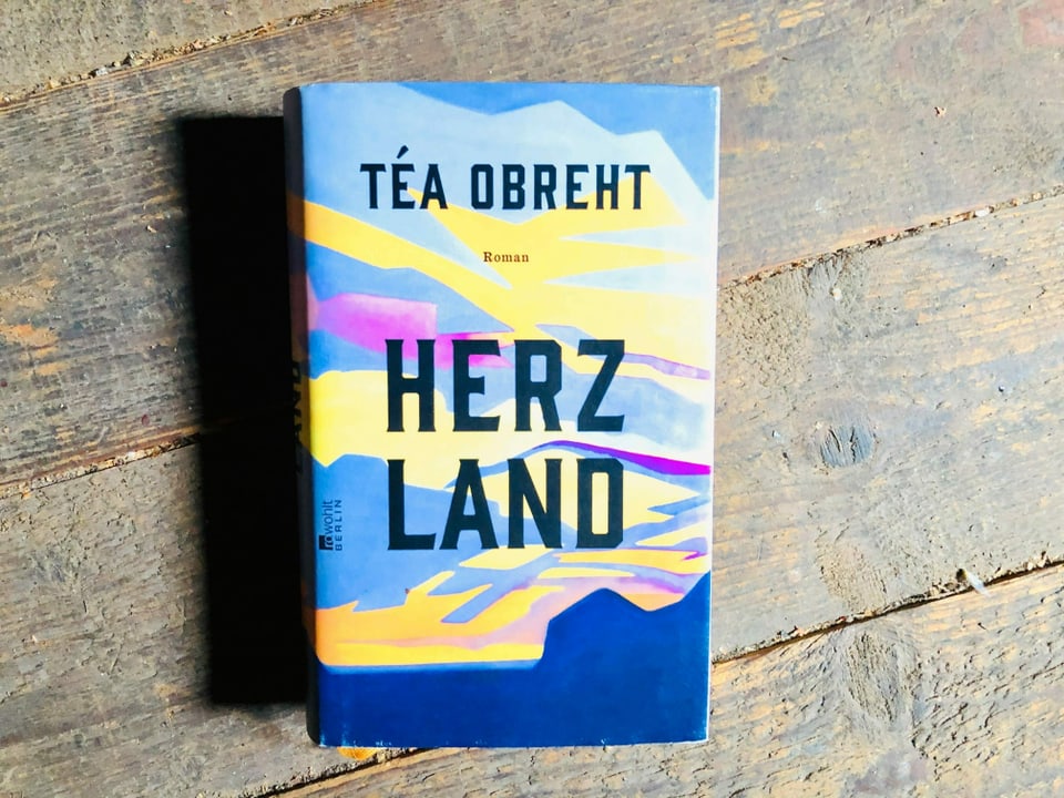 «Herzland» von Téa Obreht liegt auf einem Holzriemenboden.
