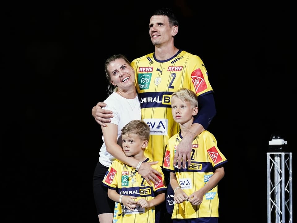 Andy Schmid mit seiner Frau Therese und den beiden Kindern Lio und Levi.