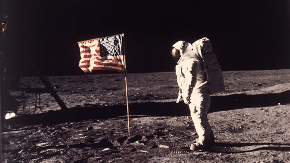 Astronaut Edwin Aldrin posierte 1969 neben der US-amerikanischen Flagge. Er war nach Neil Armstrong der zweite Mensch, der den Mond betrat.