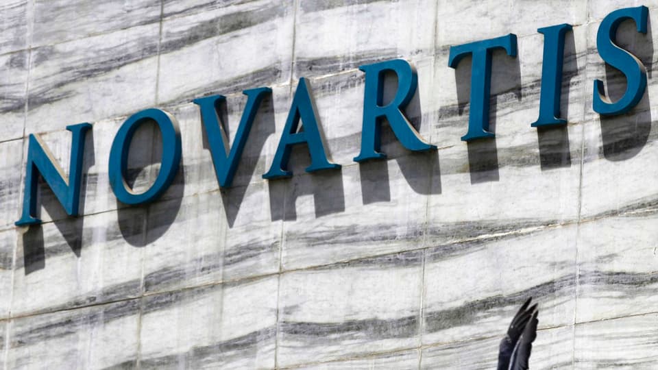 Novartis-Logo an einer Häuserfassade