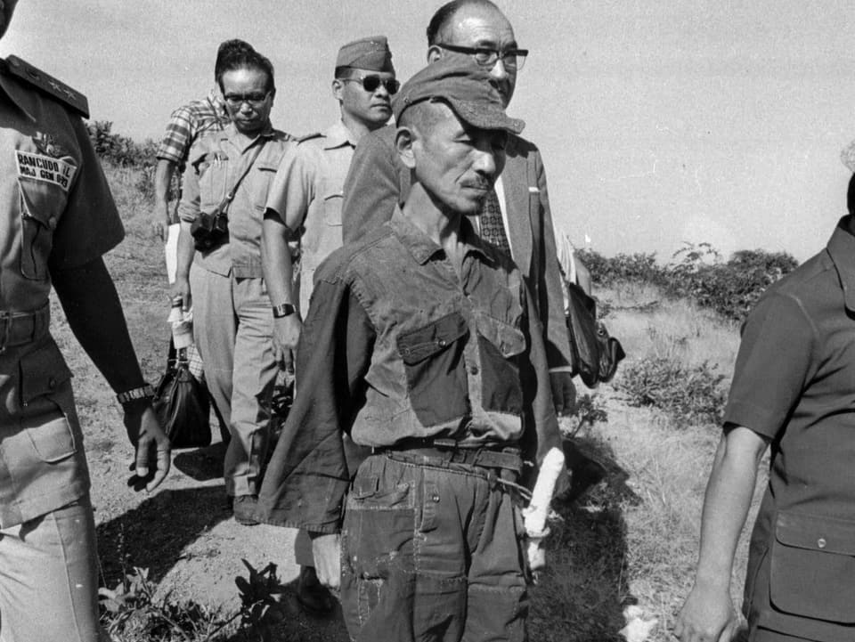 Hiroo Onoda auf dem Weg zu seiner offiziellen Kapitualtion 