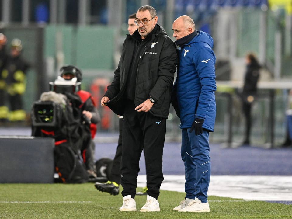 Maurizio Sarri (l.) verlässt Lazio, Giovanni Martusciello übernimmt.