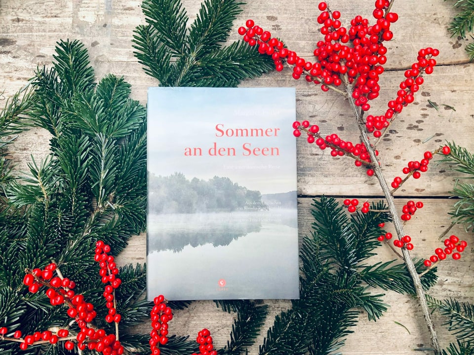 «Sommer an den Seen» von Margaret Fuller liegt auf einem Tisch mit Weihnachtsdekoration
