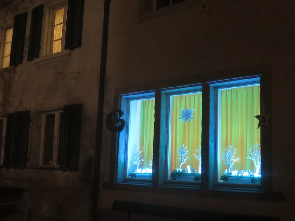 Geschmücktes Fenster in der Nacht.