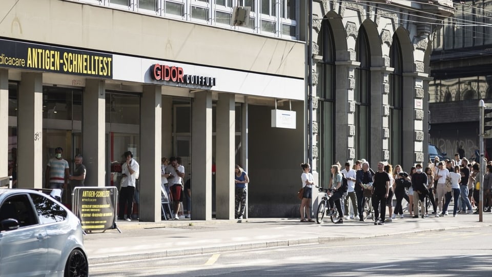 Lange Schlange vor dem Club.